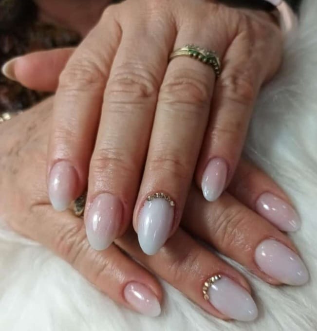 Uñas almendra nude