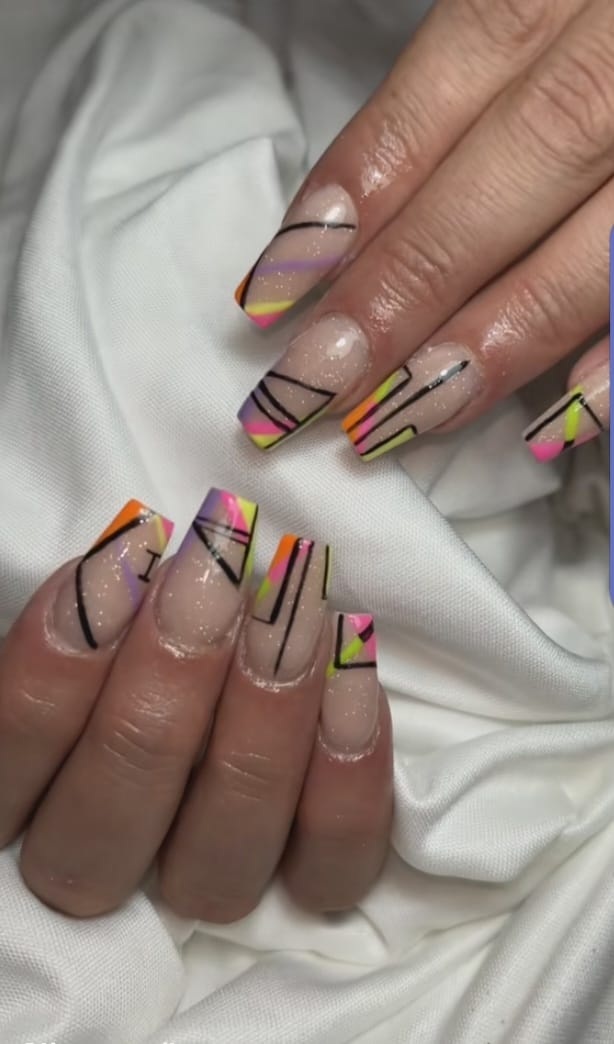 Nail art geométrico neón