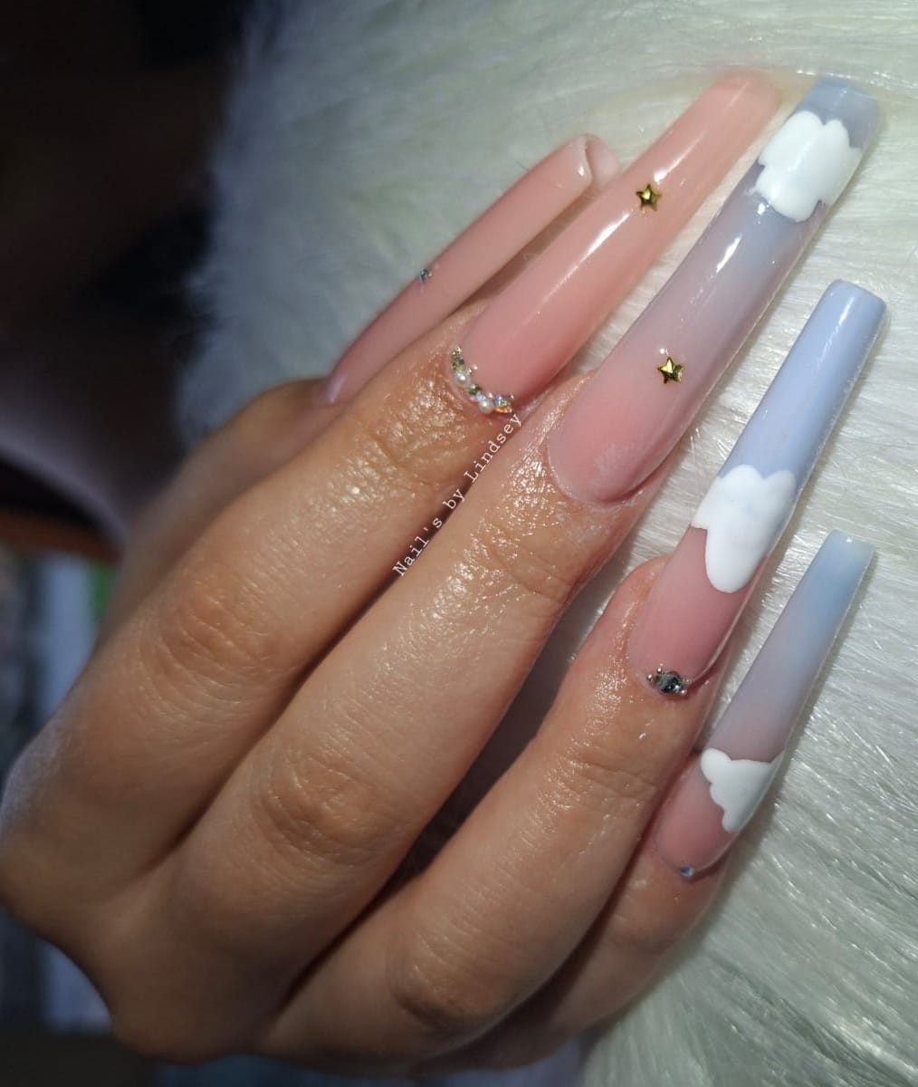 Uñas 3D con nubes y estrellas