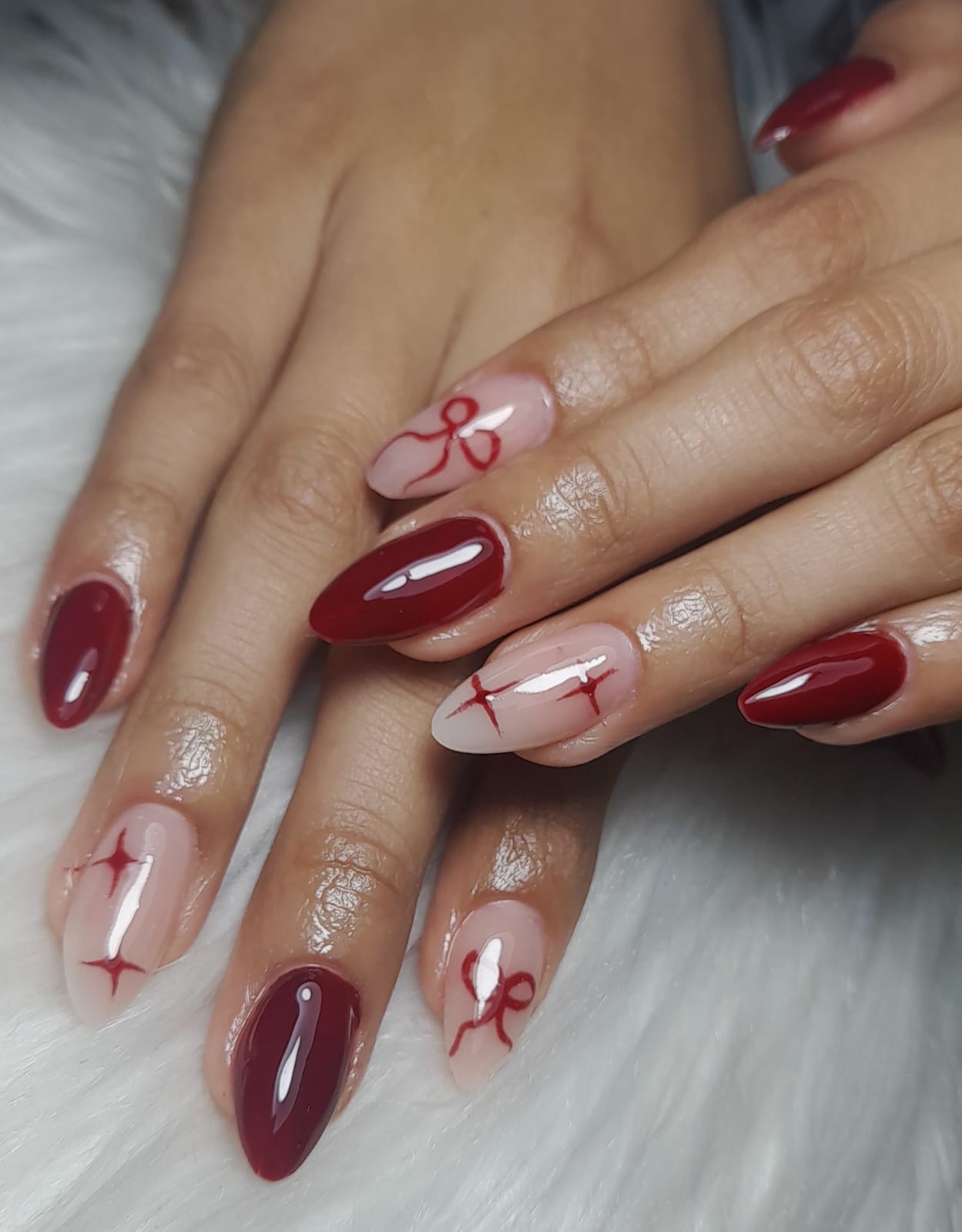 Uñas almendra rojo con detalles