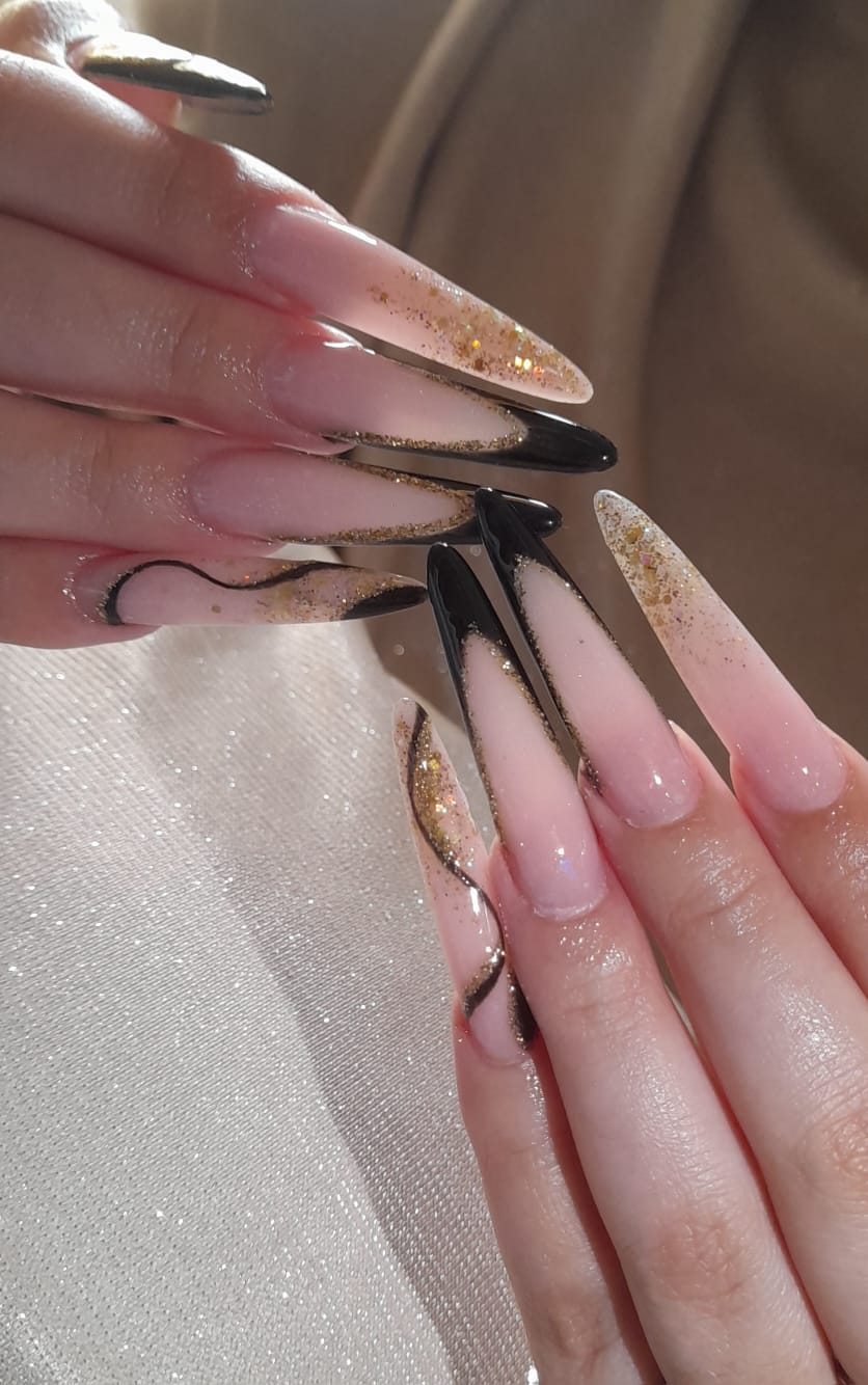 Uñas stiletto largas con glitter